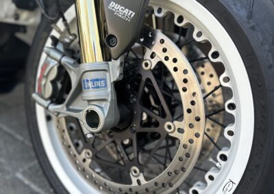 Ein vergrößertes Bild, das winzige Details des Vorderrads eines Motorrads zeigt.