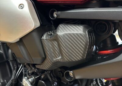 Eine detaillierte Nahaufnahme eines Motorradmotors.
