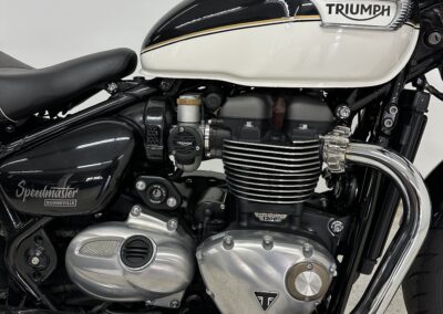 Ein schwarz-weißes Motorrad Triumph